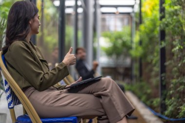 Sürdürülebilir proje üzerinde çalışan mimar ve araştırmacı, düşük CO2 binaları için yeşil teknoloji çözümleri benimsemek, hava kalitesini iyileştirmek ve enerji tüketimini azaltmak, iklim değişikliği hedefleriyle aynı hizada olmak üzere.