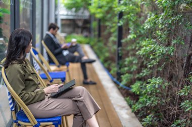 Sürdürülebilir proje üzerinde çalışan mimar ve araştırmacı, düşük CO2 binaları için yeşil teknoloji çözümleri benimsemek, hava kalitesini iyileştirmek ve enerji tüketimini azaltmak, iklim değişikliği hedefleriyle aynı hizada olmak üzere.