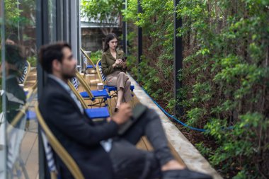 Sürdürülebilir proje üzerinde çalışan mimar ve araştırmacı, düşük CO2 binaları için yeşil teknoloji çözümleri benimsemek, hava kalitesini iyileştirmek ve enerji tüketimini azaltmak, iklim değişikliği hedefleriyle aynı hizada olmak üzere.