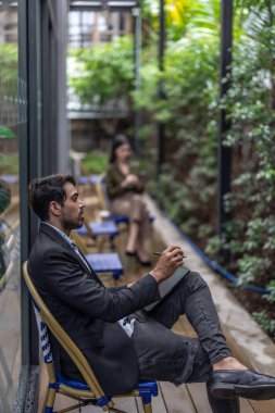 Sürdürülebilir proje üzerinde çalışan mimar ve araştırmacı, düşük CO2 binaları için yeşil teknoloji çözümleri benimsemek, hava kalitesini iyileştirmek ve enerji tüketimini azaltmak, iklim değişikliği hedefleriyle aynı hizada olmak üzere.