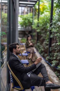Sürdürülebilir proje üzerinde çalışan mimar ve araştırmacı, düşük CO2 binaları için yeşil teknoloji çözümleri benimsemek, hava kalitesini iyileştirmek ve enerji tüketimini azaltmak, iklim değişikliği hedefleriyle aynı hizada olmak üzere.