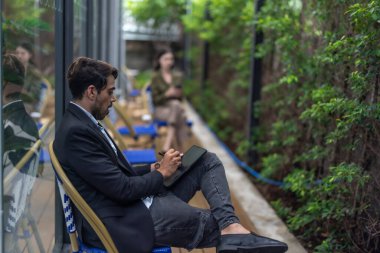 Sürdürülebilir proje üzerinde çalışan mimar ve araştırmacı, düşük CO2 binaları için yeşil teknoloji çözümleri benimsemek, hava kalitesini iyileştirmek ve enerji tüketimini azaltmak, iklim değişikliği hedefleriyle aynı hizada olmak üzere.