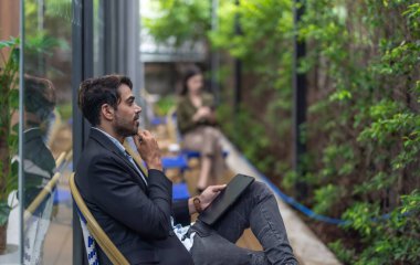 Sürdürülebilir proje üzerinde çalışan mimar ve araştırmacı, düşük CO2 binaları için yeşil teknoloji çözümleri benimsemek, hava kalitesini iyileştirmek ve enerji tüketimini azaltmak, iklim değişikliği hedefleriyle aynı hizada olmak üzere.