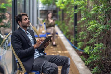Sürdürülebilir proje üzerinde çalışan mimar ve araştırmacı, düşük CO2 binaları için yeşil teknoloji çözümleri benimsemek, hava kalitesini iyileştirmek ve enerji tüketimini azaltmak, iklim değişikliği hedefleriyle aynı hizada olmak üzere.