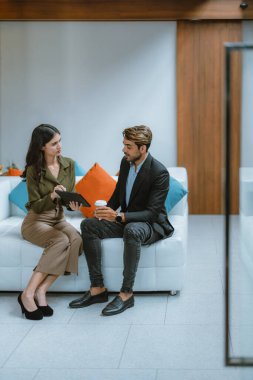 Sürdürülebilir proje üzerinde çalışan mimar ve araştırmacı, düşük CO2 binaları için yeşil teknoloji çözümleri benimsemek, hava kalitesini iyileştirmek ve enerji tüketimini azaltmak, iklim değişikliği hedefleriyle aynı hizada olmak üzere.