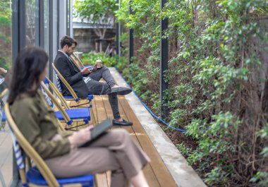 Sürdürülebilir proje üzerinde çalışan mimar ve araştırmacı, düşük CO2 binaları için yeşil teknoloji çözümleri benimsemek, hava kalitesini iyileştirmek ve enerji tüketimini azaltmak, iklim değişikliği hedefleriyle aynı hizada olmak üzere.