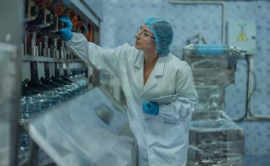 Su üretiminde bir kalite güvence uzmanı, üretim süreci boyunca uygun zamanlama ve kesintisiz akışı sağlamak için taşıyıcı işlemler hakkında bilgi inceler ve kaydeder.