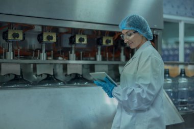 Su üretiminde bir kalite güvence uzmanı, üretim süreci boyunca uygun zamanlama ve kesintisiz akışı sağlamak için taşıyıcı işlemler hakkında bilgi inceler ve kaydeder.