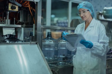 Su üretiminde bir kalite güvence uzmanı, üretim süreci boyunca uygun zamanlama ve kesintisiz akışı sağlamak için taşıyıcı işlemler hakkında bilgi inceler ve kaydeder.