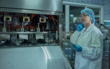 Su üretiminde bir kalite güvence uzmanı, üretim süreci boyunca uygun zamanlama ve kesintisiz akışı sağlamak için taşıyıcı işlemler hakkında bilgi inceler ve kaydeder.