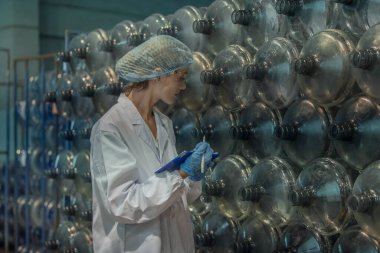 Su üretiminde bir kalite güvence uzmanı, üretim süreci boyunca uygun zamanlama ve kesintisiz akışı sağlamak için taşıyıcı işlemler hakkında bilgi inceler ve kaydeder.