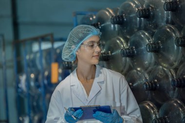 Su üretiminde bir kalite güvence uzmanı, üretim süreci boyunca uygun zamanlama ve kesintisiz akışı sağlamak için taşıyıcı işlemler hakkında bilgi inceler ve kaydeder.