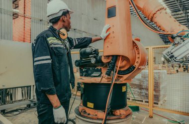 Ahşap üretiminde robot teknisyenleri robot kollarını koruyarak üretkenliği, verimliliği ve güvenliği sağlıyorlar. Gelişmiş denetim süreçlerini görüntüle, analiz et ve entegre et.