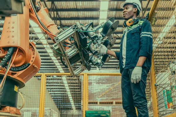 Robotický Technik Výrobě Dřeva Prakticky Udržuje Robotická Ramena Zajišťuje Produktivitu — Stock fotografie