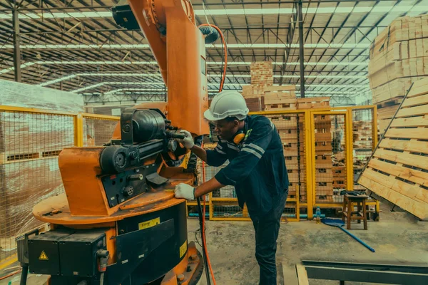 Robottechnicus Houtproductie Onderhoudt Vrijwel Robotarmen Wat Zorgt Voor Productiviteit Efficiëntie — Stockfoto