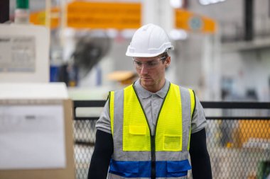 Yetenekli teknisyen makinelerin en iyi durumda kalmasını sağlar. Düzenli teftişler, testler, tamiratlar, standartlar. Arızaları tanımlamak, karton fabrikasındaki pürüzsüz işlemler için hatalar.