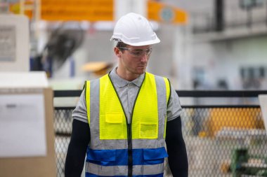 Yetenekli teknisyen makinelerin en iyi durumda kalmasını sağlar. Düzenli teftişler, testler, tamiratlar, standartlar. Arızaları tanımlamak, karton fabrikasındaki pürüzsüz işlemler için hatalar.