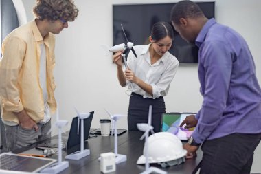 Çeşitli bir girişim ekibi güçlü, hafif, taşınabilir rüzgar türbini prototipi üzerinde, potansiyel kullanıcı talebiyle hizalanan ve yatırımcı finansmanı sağlamak için yenilenebilir enerji gereksinimleriyle işbirliği yapar..