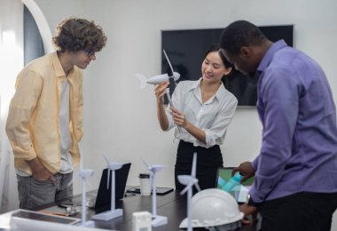 Çeşitli bir girişim ekibi güçlü, hafif, taşınabilir rüzgar türbini prototipi üzerinde, potansiyel kullanıcı talebiyle hizalanan ve yatırımcı finansmanı sağlamak için yenilenebilir enerji gereksinimleriyle işbirliği yapar..