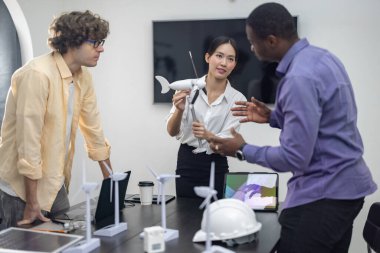 Çeşitli bir girişim ekibi güçlü, hafif, taşınabilir rüzgar türbini prototipi üzerinde, potansiyel kullanıcı talebiyle hizalanan ve yatırımcı finansmanı sağlamak için yenilenebilir enerji gereksinimleriyle işbirliği yapar..