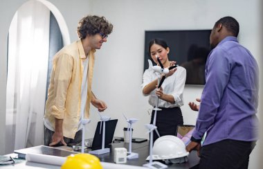 Çeşitli bir girişim ekibi güçlü, hafif, taşınabilir rüzgar türbini prototipi üzerinde, potansiyel kullanıcı talebiyle hizalanan ve yatırımcı finansmanı sağlamak için yenilenebilir enerji gereksinimleriyle işbirliği yapar..