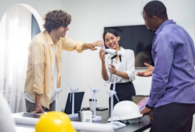 Çeşitli bir girişim ekibi güçlü, hafif, taşınabilir rüzgar türbini prototipi üzerinde, potansiyel kullanıcı talebiyle hizalanan ve yatırımcı finansmanı sağlamak için yenilenebilir enerji gereksinimleriyle işbirliği yapar..