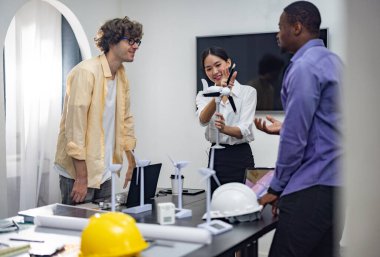 Çeşitli bir girişim ekibi güçlü, hafif, taşınabilir rüzgar türbini prototipi üzerinde, potansiyel kullanıcı talebiyle hizalanan ve yatırımcı finansmanı sağlamak için yenilenebilir enerji gereksinimleriyle işbirliği yapar..