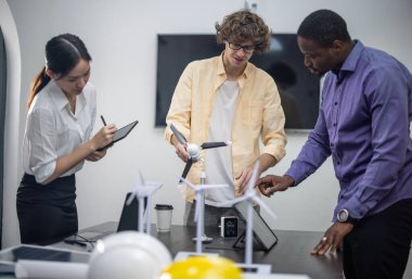 Çeşitli bir girişim ekibi güçlü, hafif, taşınabilir rüzgar türbini prototipi üzerinde, potansiyel kullanıcı talebiyle hizalanan ve yatırımcı finansmanı sağlamak için yenilenebilir enerji gereksinimleriyle işbirliği yapar..