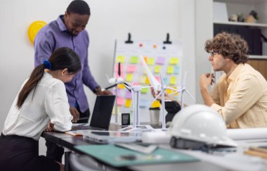 Çeşitli bir girişim ekibi güçlü, hafif, taşınabilir rüzgar türbini prototipi üzerinde, potansiyel kullanıcı talebiyle hizalanan ve yatırımcı finansmanı sağlamak için yenilenebilir enerji gereksinimleriyle işbirliği yapar..