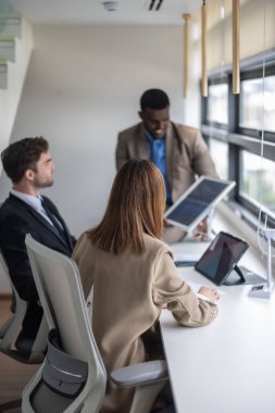 Yenilenebilir enerji uzmanları saf silikon materyaller kullanarak enerji verimliliğini artırmak için beyin fırtınası yapıyor, araştırma ve geliştirme yapıyorlar. Çevre dostu geri dönüşüm uygulamalarına öncelik veriliyor