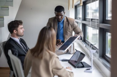 Yenilenebilir enerji uzmanları saf silikon materyaller kullanarak enerji verimliliğini artırmak için beyin fırtınası yapıyor, araştırma ve geliştirme yapıyorlar. Çevre dostu geri dönüşüm uygulamalarına öncelik veriliyor