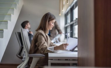 Yenilenebilir enerji uzmanları saf silikon materyaller kullanarak enerji verimliliğini artırmak için beyin fırtınası yapıyor, araştırma ve geliştirme yapıyorlar. Çevre dostu geri dönüşüm uygulamalarına öncelik veriliyor