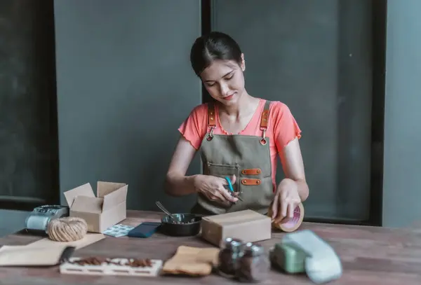 Een Kleine Caféhouder Promoot Duurzame Circulaire Economie Plukken Verpakken Etiketteren — Stockfoto