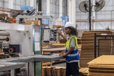 Karton üretim teknisyeni otomatik dikiş makinesinin etkin kurulumunu sağlar, malzeme hizalaması, kalite kontrolü ve sorunların hızlı bir şekilde giderilmesi üzerine odaklanır..