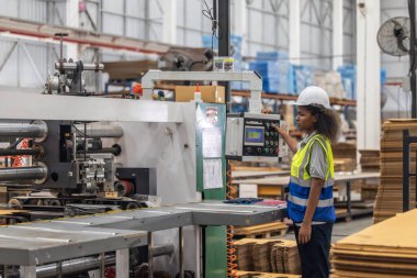 Karton üretim teknisyeni otomatik dikiş makinesinin etkin kurulumunu sağlar, malzeme hizalaması, kalite kontrolü ve sorunların hızlı bir şekilde giderilmesi üzerine odaklanır..