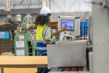 Karton üretim teknisyeni otomatik dikiş makinesinin etkin kurulumunu sağlar, malzeme hizalaması, kalite kontrolü ve sorunların hızlı bir şekilde giderilmesi üzerine odaklanır..