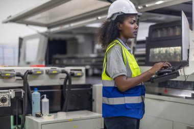 Karton üretim teknisyeni otomatik dikiş makinesinin etkin kurulumunu sağlar, malzeme hizalaması, kalite kontrolü ve sorunların hızlı bir şekilde giderilmesi üzerine odaklanır..