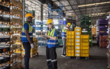Bir lojistik depo danışmanı ekibi CO2 azaltma girişimlerine yönlendirerek, elektrikli batarya araçlarıyla sürdürülebilir, akıllı lojistik platformu geliştirerek, karbon emisyonunu ve ayak izini azaltarak,.