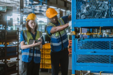 Bir lojistik depo danışmanı ekibi CO2 azaltma girişimlerine yönlendirerek, elektrikli batarya araçlarıyla sürdürülebilir, akıllı lojistik platformu geliştirerek, karbon emisyonunu ve ayak izini azaltarak,.