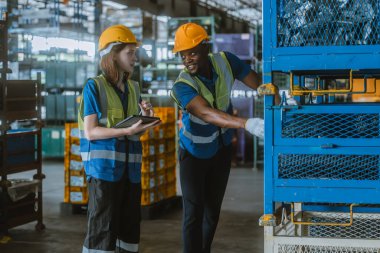 Bir lojistik depo danışmanı ekibi CO2 azaltma girişimlerine yönlendirerek, elektrikli batarya araçlarıyla sürdürülebilir, akıllı lojistik platformu geliştirerek, karbon emisyonunu ve ayak izini azaltarak,.