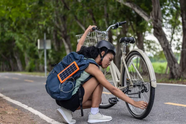 Las Ciclistas Combinan Conciencia Ecológica Con Estilo Vida Activo Uso —  Fotos de Stock