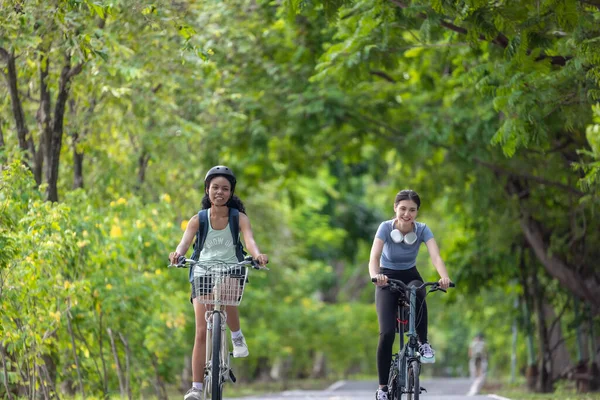 女自行车手将生态意识与积极的生活方式相结合 使用自行车进行锻炼和旅行 使用便携式太阳能电池板充电 并采用循环经济循环利用做法 — 图库照片