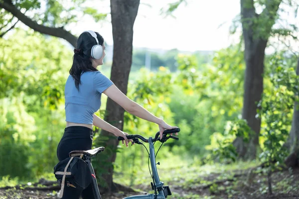 Female Cyclist Combine Eco Consciousness Active Lifestyle Using Bikes Workout — Stock Photo, Image