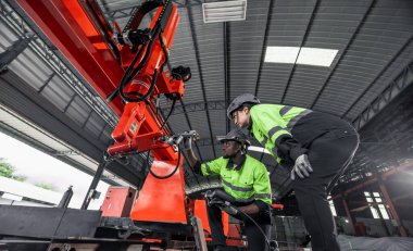 Robot teknisyenleri, standart şartlarda kalmalarını sağlamak için makine ve motorları teftiş, test ve onarım yoluyla düzenli bakım yaparlar. Hasarlı ve eksik parçaları kaydeder ve rapor ederler.