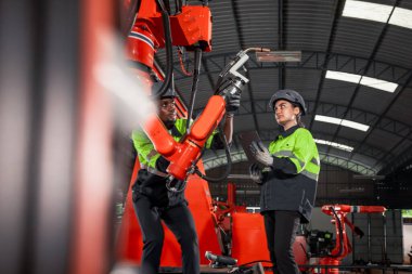 Robot teknisyenleri, standart şartlarda kalmalarını sağlamak için makine ve motorları teftiş, test ve onarım yoluyla düzenli bakım yaparlar. Hasarlı ve eksik parçaları kaydeder ve rapor ederler.