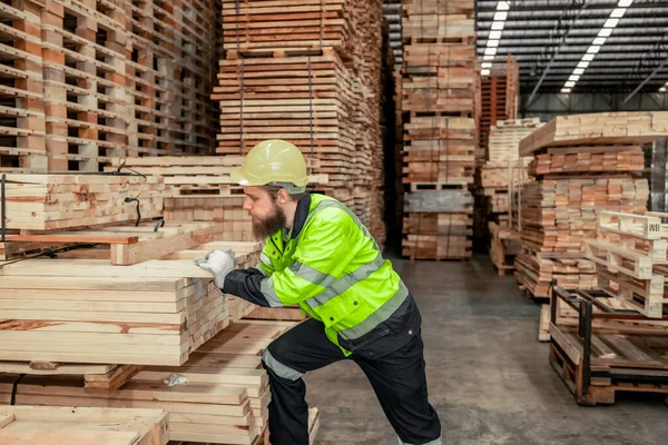 Skott Bestämda Träsvarvare Välja Och Bära Arbetsstycken För Att Mäta — Stockfoto