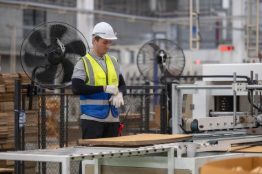 Mukavva teknisyeninin verimli bir operasyon için eldiven takması gerekiyor. Üretim sistemlerinde hem önleyici hem de düzeltici bakım için, sağlık ve güvenlik programına uyulması gerekmektedir