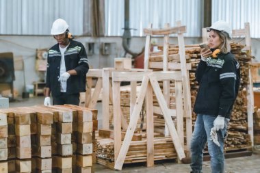 Ahşap işçisi ekibi CO2 azaltma girişimlerini araştırıyor, sürdürülebilirliği, geri dönüşümlü materyalleri, operasyonel dönüşümü ve ayak izi minimizasyonunu kucaklıyor. Yeni enerji ve kaynak kaynakları aranıyor.