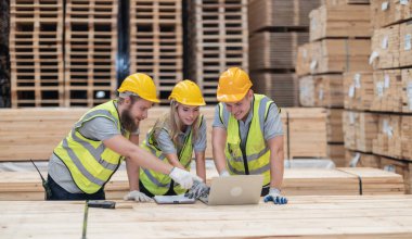 Ahşap işçisi ekibi CO2 azaltma girişimlerini araştırıyor, sürdürülebilirliği, geri dönüşümlü materyalleri, operasyonel dönüşümü ve ayak izi minimizasyonunu kucaklıyor. Yeni enerji ve kaynak kaynakları aranıyor.