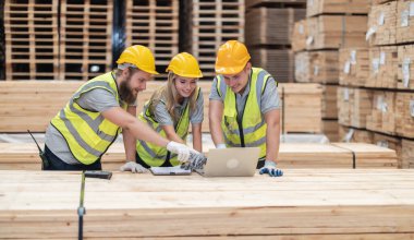 Ahşap işçisi ekibi CO2 azaltma girişimlerini araştırıyor, sürdürülebilirliği, geri dönüşümlü materyalleri, operasyonel dönüşümü ve ayak izi minimizasyonunu kucaklıyor. Yeni enerji ve kaynak kaynakları aranıyor.
